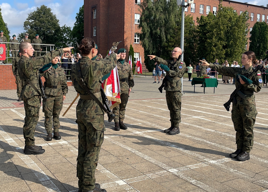 Sieradz: uczestnicy projektu „Trenuj jak żołnierz” złożyli przysięgę wojskową [ZDJĘCIA + WIDEO]