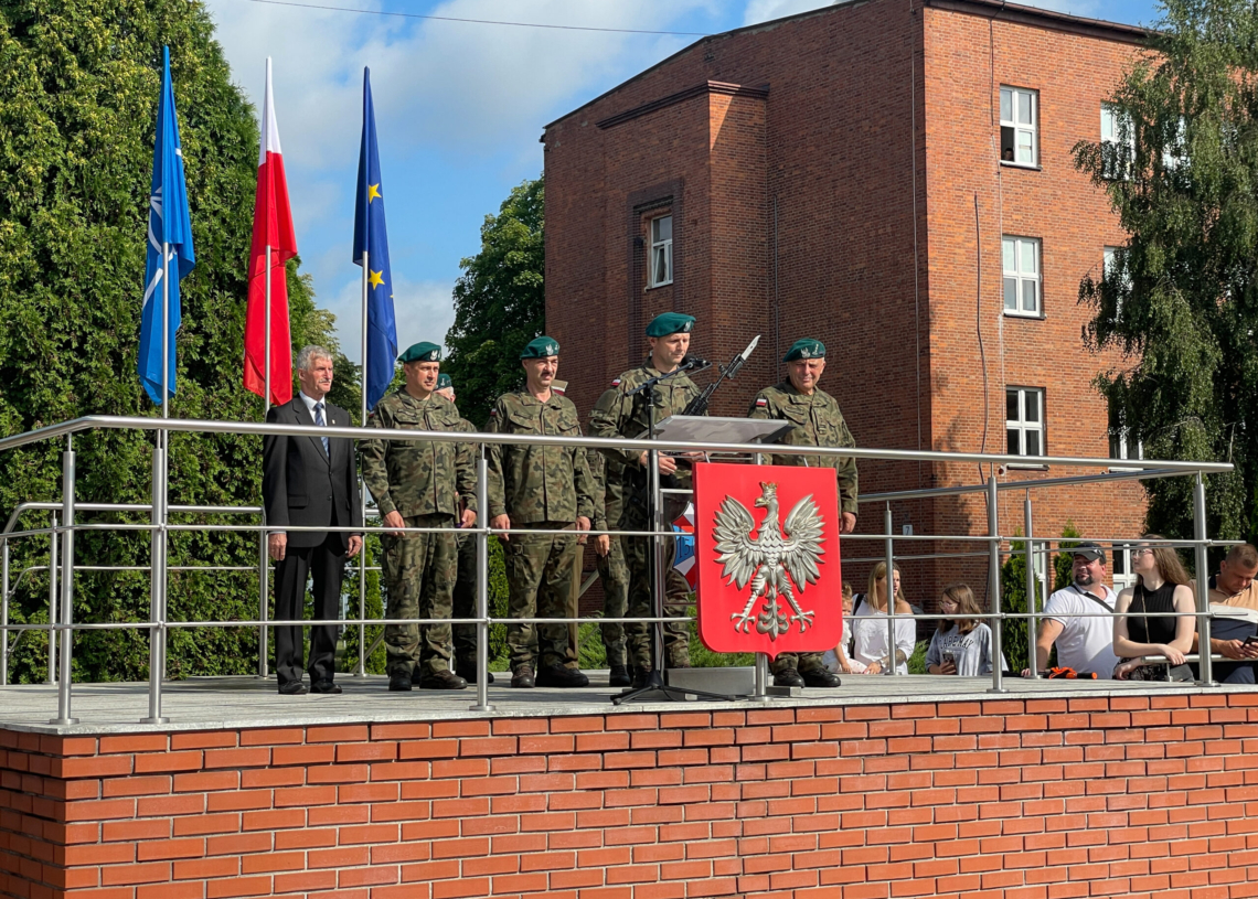 Sieradz: uczestnicy projektu „Trenuj jak żołnierz” złożyli przysięgę wojskową [ZDJĘCIA + WIDEO]