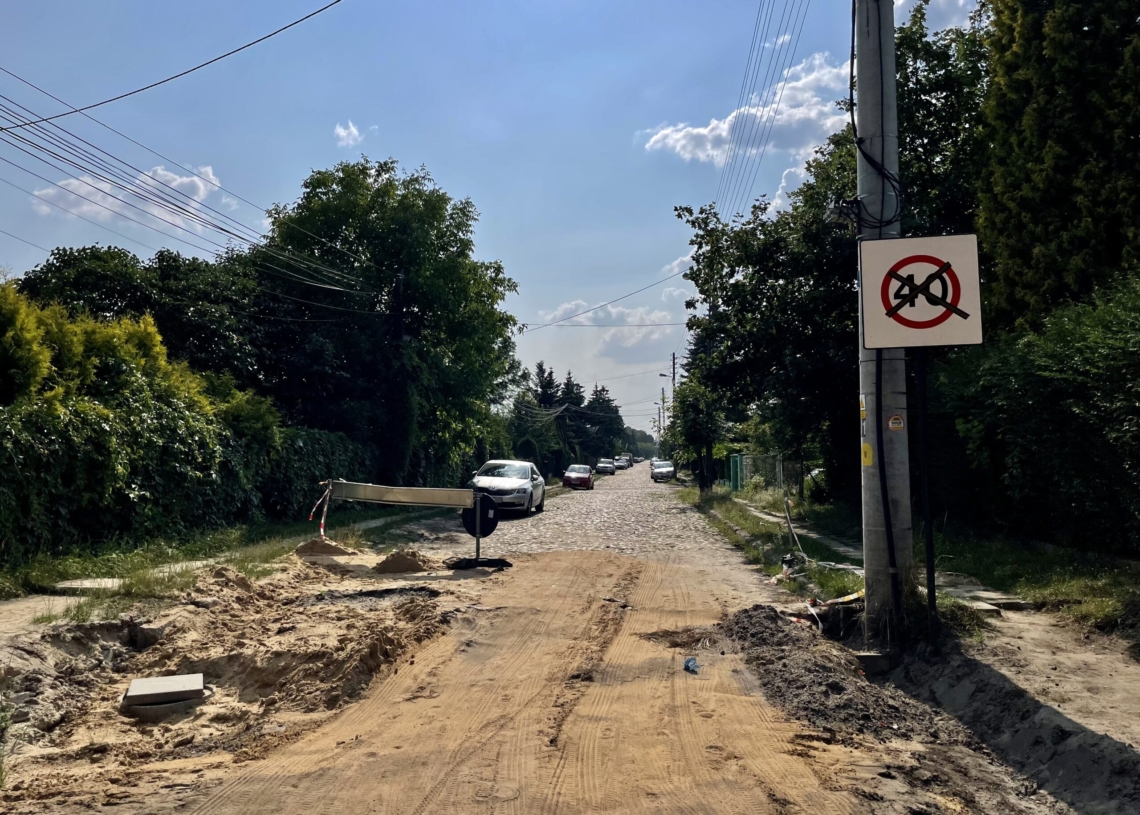 Na Krakowskiej od 3 lipca miały trwać prace bitumiczne, ale do tej pory się nie rozpoczęły [ZDJĘCIA + WIDEO]