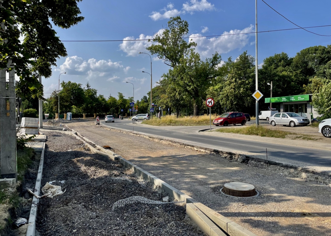 Na Krakowskiej od 3 lipca miały trwać prace bitumiczne, ale do tej pory się nie rozpoczęły [ZDJĘCIA + WIDEO]