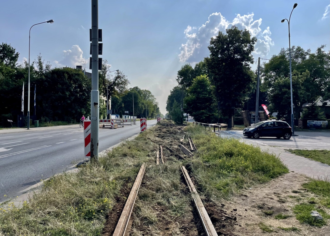 Przebudowa trasy tramwajowej do Konstantynowa. Błyskawiczna rozbiórka torowiska [ZDJĘCIA + WIDEO]