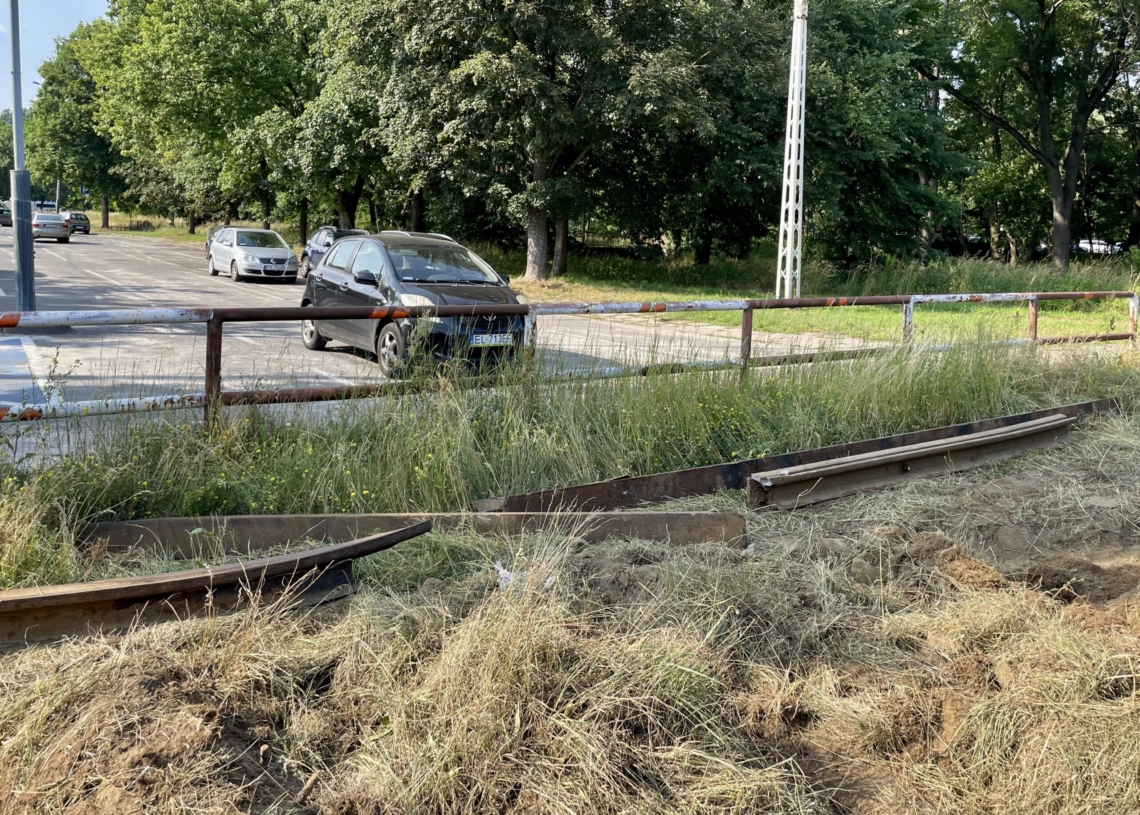Przebudowa trasy tramwajowej do Konstantynowa. Błyskawiczna rozbiórka torowiska [ZDJĘCIA + WIDEO]