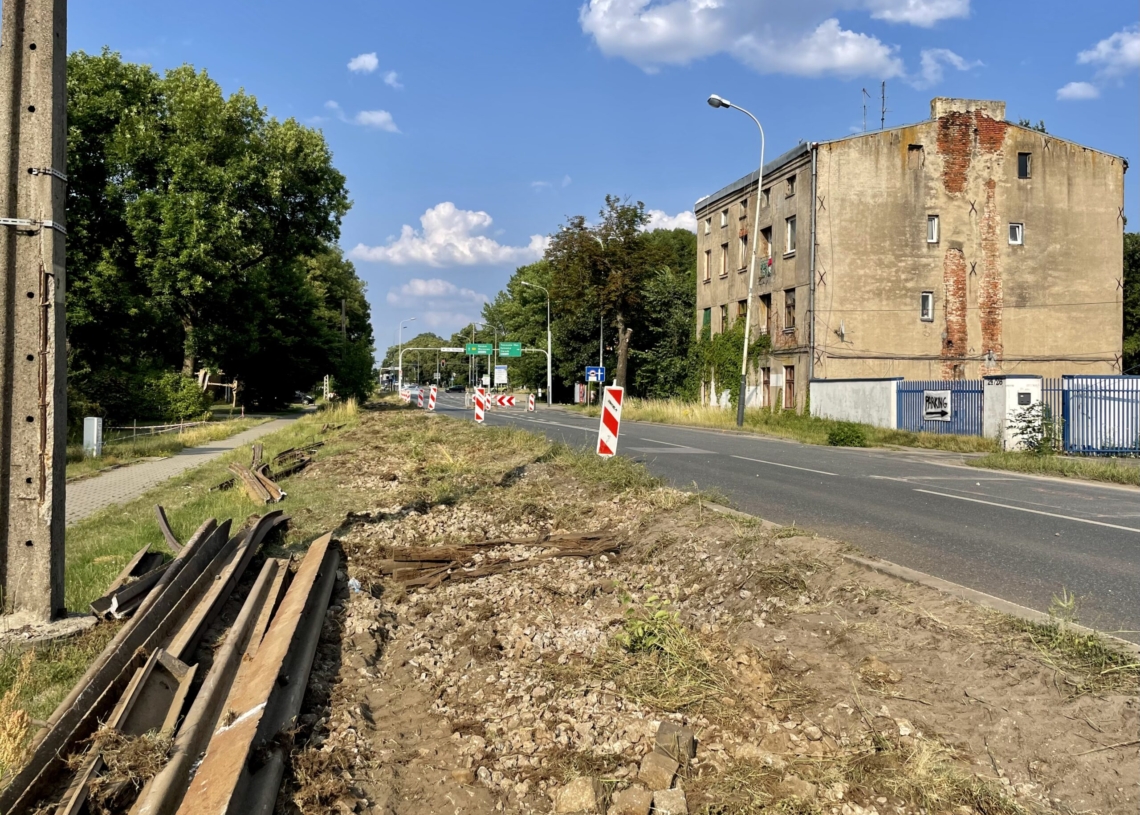 Przebudowa trasy tramwajowej do Konstantynowa. Błyskawiczna rozbiórka torowiska [ZDJĘCIA + WIDEO]