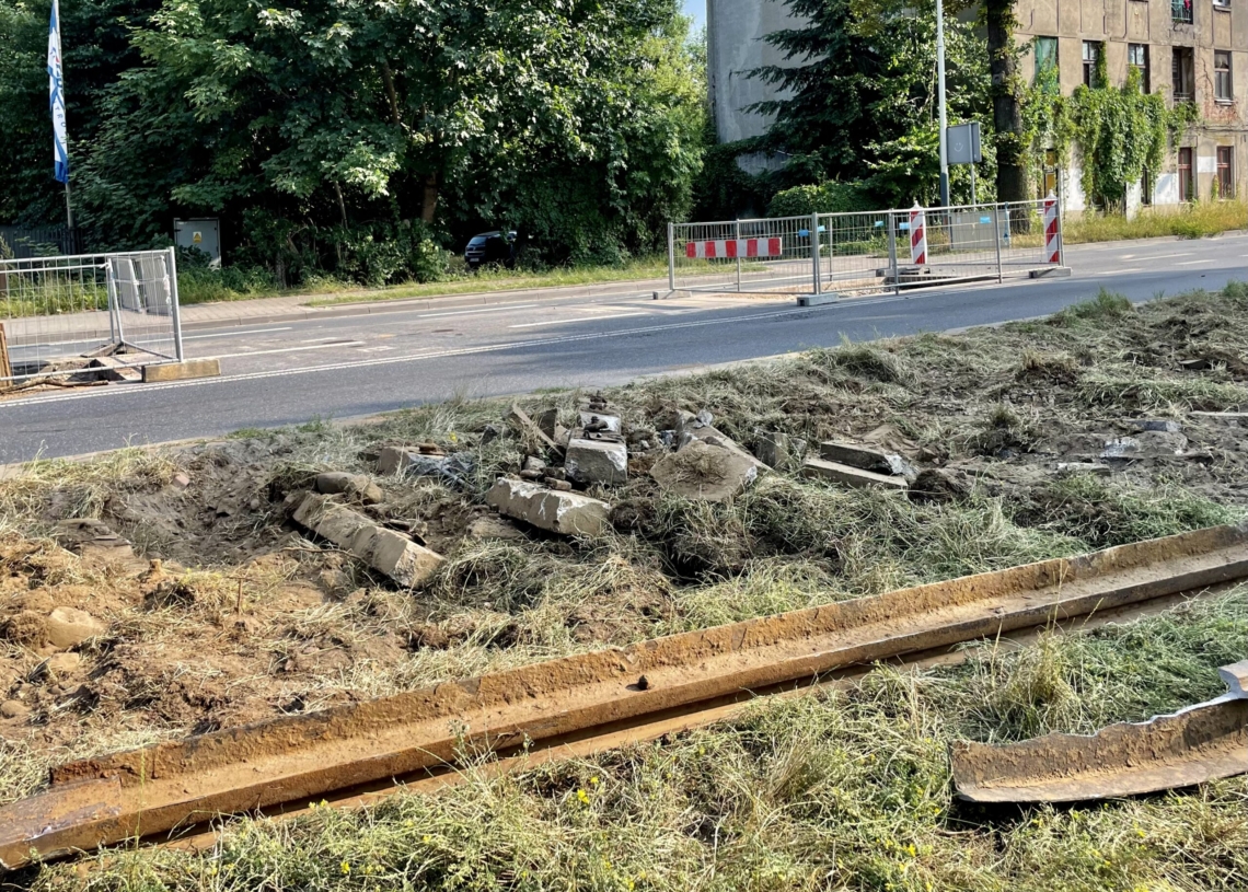 Przebudowa trasy tramwajowej do Konstantynowa. Błyskawiczna rozbiórka torowiska [ZDJĘCIA + WIDEO]