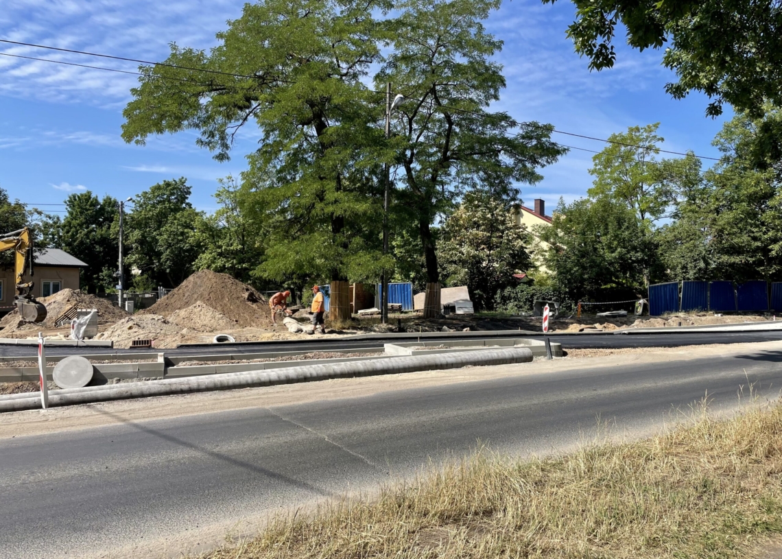 Przebudowa Krakowskiej. Drogowcy w końcu układają asfalt [ZDJĘCIA]