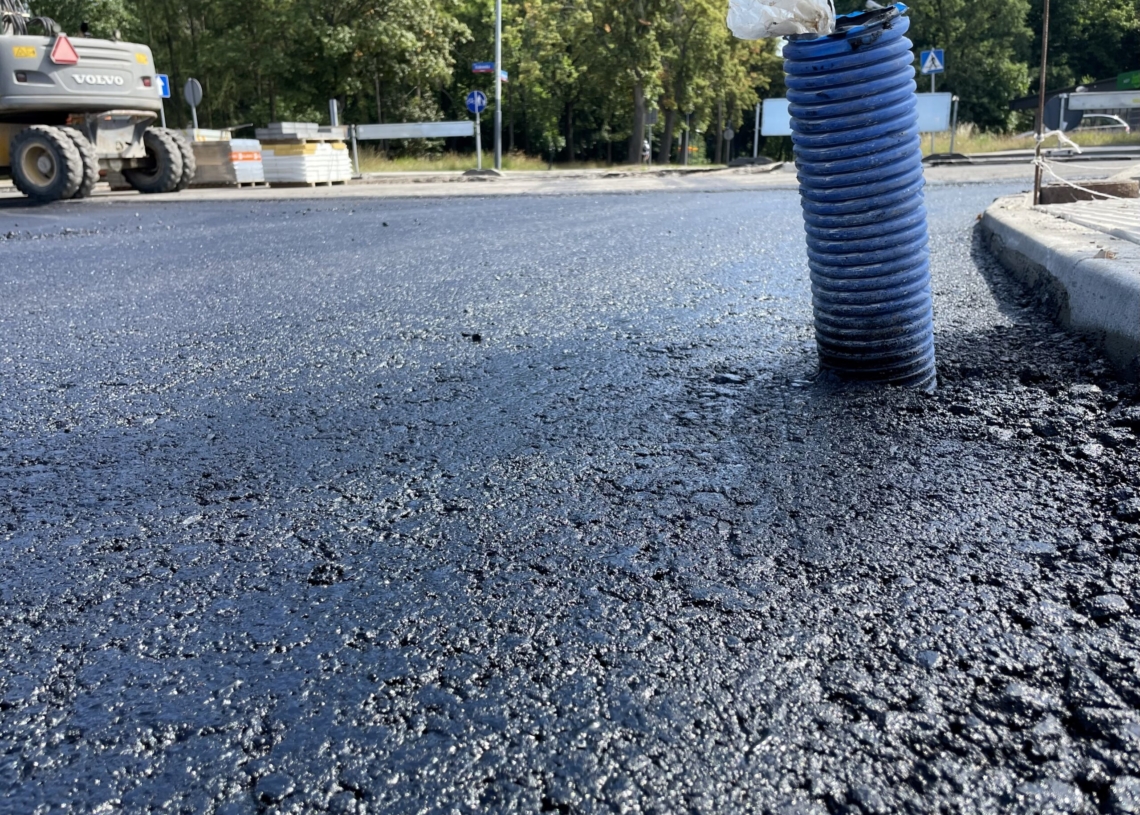 Przebudowa Krakowskiej. Drogowcy w końcu układają asfalt [ZDJĘCIA]