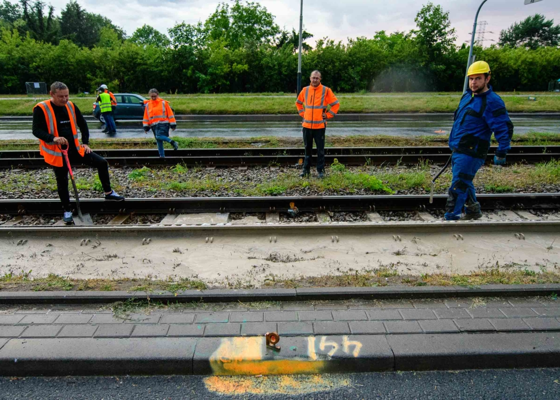 Tramwaje wróciły na Włókniarzy. Awaria związana z drążeniem tunelu usunięta 1 Tramwaje wróciły na Włókniarzy. Awaria związana z drążeniem tunelu usunięta