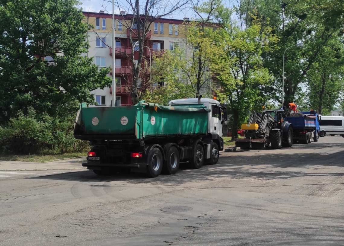 Łódzcy drogowcy nadal łatają dziury. Trudno już mówić o pozimowym usuwaniu wyrw