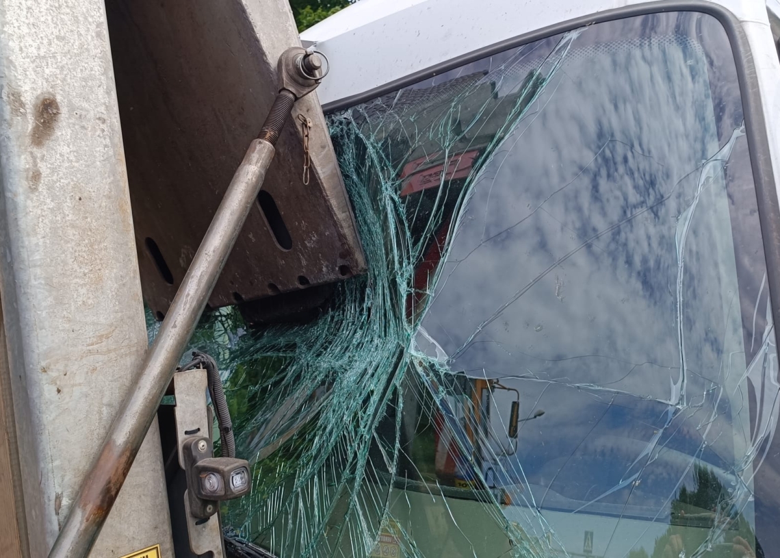 Wypadek w Piotrkowie. Zderzenie lawety przewożącej koparkę z ciężarówką na Sikorskiego