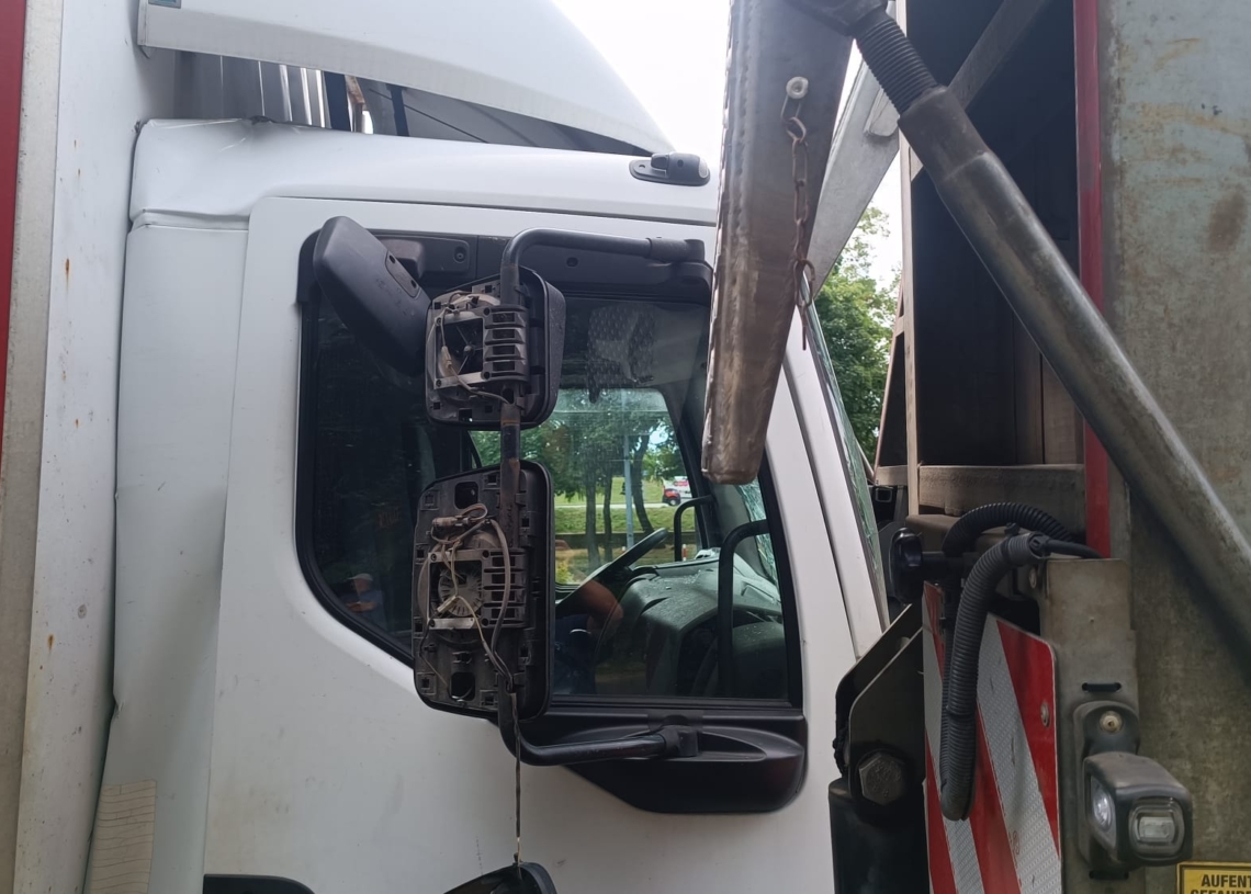 Wypadek w Piotrkowie. Zderzenie lawety przewożącej koparkę z ciężarówką na Sikorskiego
