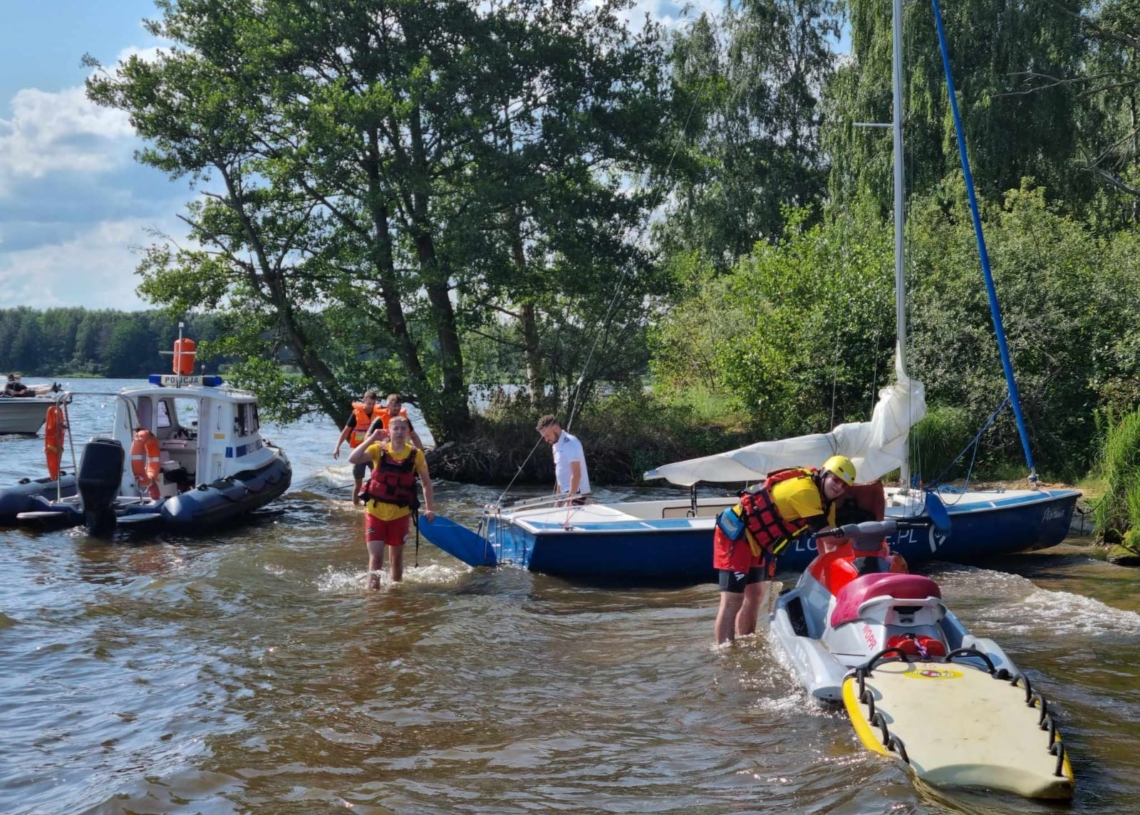 Akcja ratunkowa na Zalewie Sulejowskim. Silny wiatr przewrócił żaglówkę