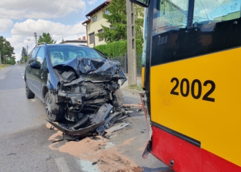 Czołowe zderzenie autobusu MPK-Łódź i samochodu osobowego w Łodzi