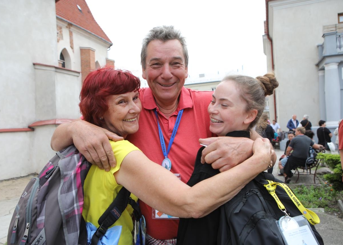 Idziemy z pośpiechem. Pielgrzymka na Jasną Górę wyruszyła z Piotrkowa Tryb.