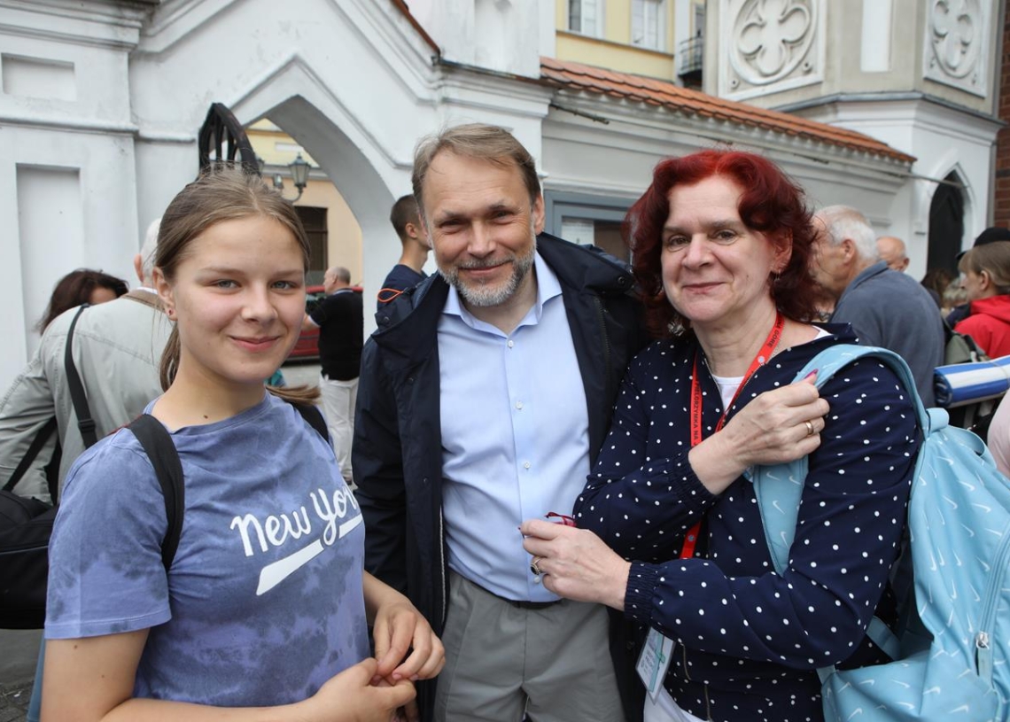 Idziemy z pośpiechem. Pielgrzymka na Jasną Górę wyruszyła z Piotrkowa Tryb.