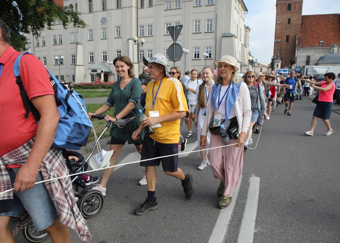 Idziemy z pośpiechem. Pielgrzymka na Jasną Górę wyruszyła z Piotrkowa Tryb.