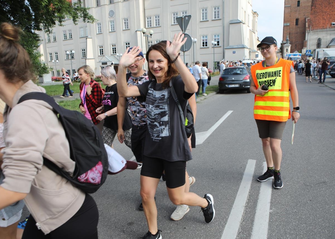 Idziemy z pośpiechem. Pielgrzymka na Jasną Górę wyruszyła z Piotrkowa Tryb.