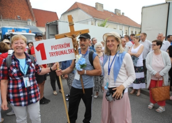 Idziemy z pośpiechem. Pielgrzymka na Jasną Górę wyruszyła z Piotrkowa Tryb.