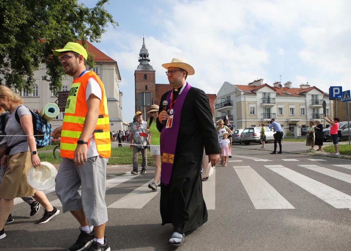 Idziemy z pośpiechem. Pielgrzymka na Jasną Górę wyruszyła z Piotrkowa Tryb.