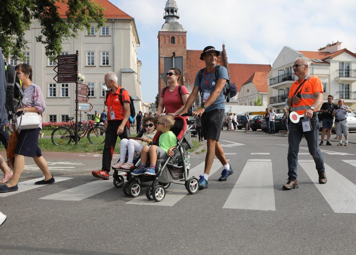 Idziemy z pośpiechem. Pielgrzymka na Jasną Górę wyruszyła z Piotrkowa Tryb.