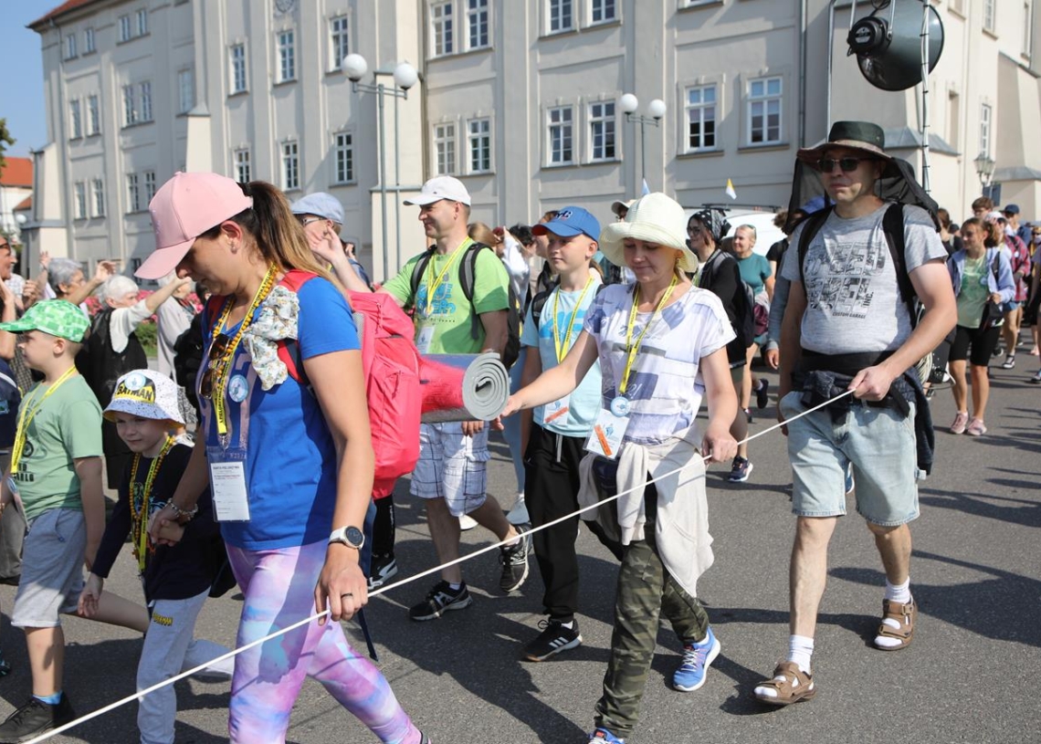 Idziemy z pośpiechem. Pielgrzymka na Jasną Górę wyruszyła z Piotrkowa Tryb.