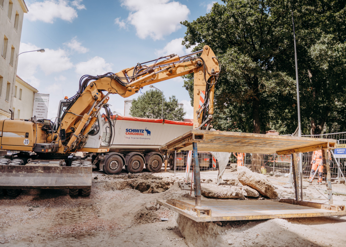Przebudowa ulicy Przybyszewskiego. Prace na pierwszym odcinku miały się zakończyć w wakacje, podobnie jak modernizacja wiaduktów