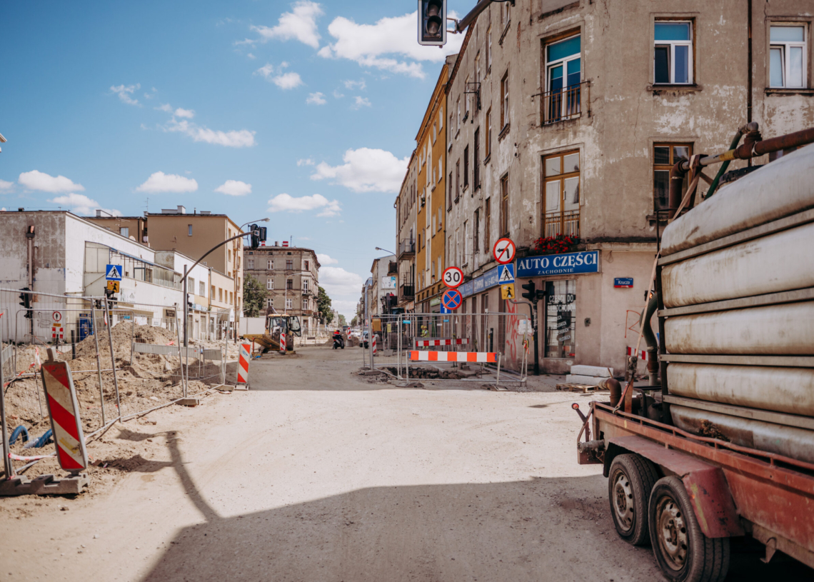 Przebudowa ulicy Przybyszewskiego. Prace na pierwszym odcinku miały się zakończyć w wakacje, podobnie jak modernizacja wiaduktów