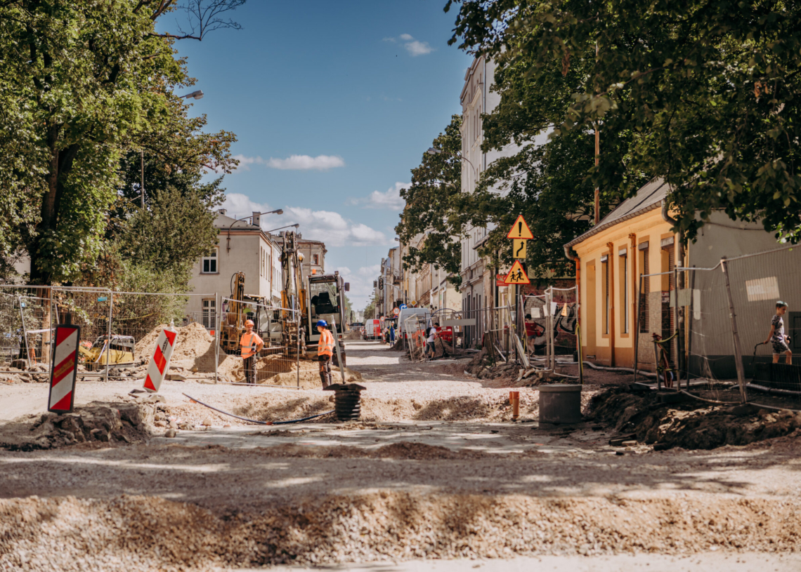 Przebudowa ulicy Przybyszewskiego. Prace na pierwszym odcinku miały się zakończyć w wakacje, podobnie jak modernizacja wiaduktów