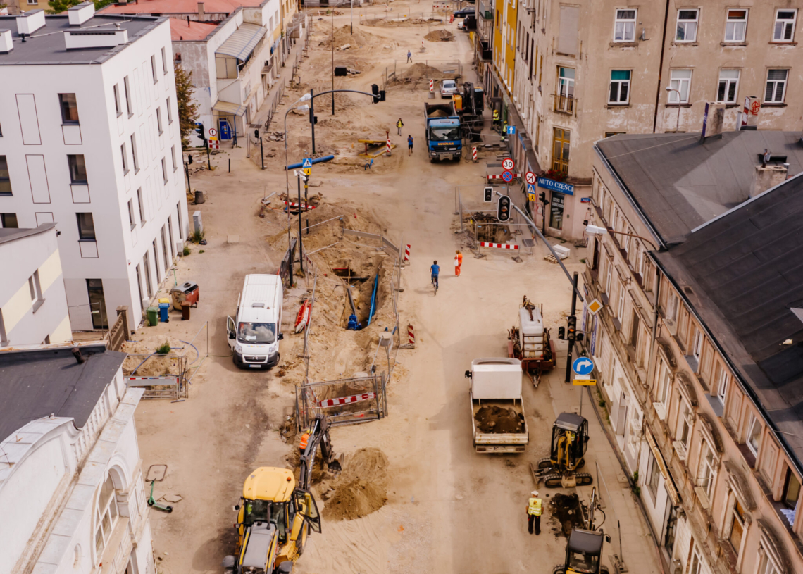 Przebudowa ulicy Przybyszewskiego. Prace na pierwszym odcinku miały się zakończyć w wakacje, podobnie jak modernizacja wiaduktów