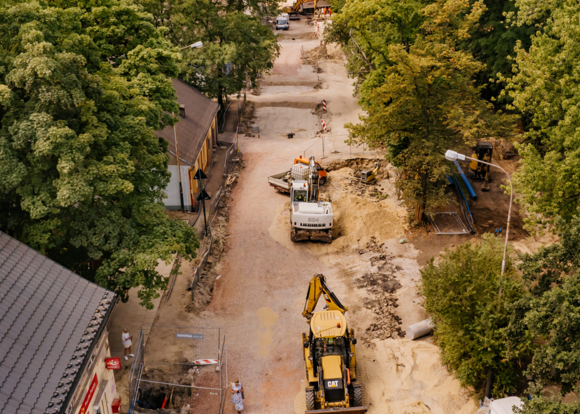 Przebudowa ulicy Przybyszewskiego. Prace na pierwszym odcinku miały się zakończyć w wakacje, podobnie jak modernizacja wiaduktów