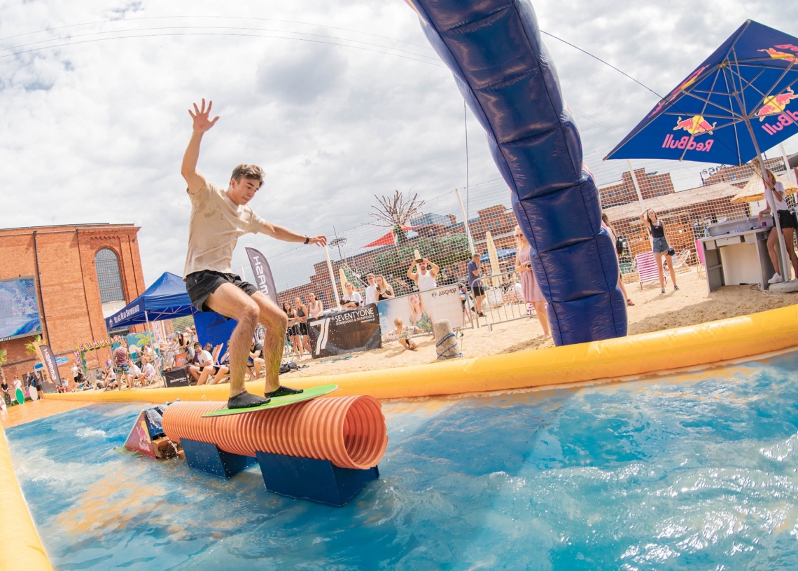 Spróbuj swoich sił na torze skimboardingowym w Manufakturze. Bezpłatny wstęp w piątek i niedzielę