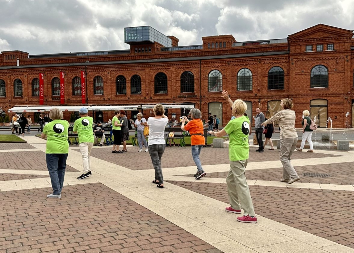 Joga na dachu muzeum, zumba i Tai Chi na plaży, czyli bezpłatne zajęcia w Manufakturze