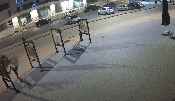 Wandal ze Skierniewic. Zniszczył wystawę przed Centrum Kultury i Sztuki [ZOBACZ NAGRANIE]