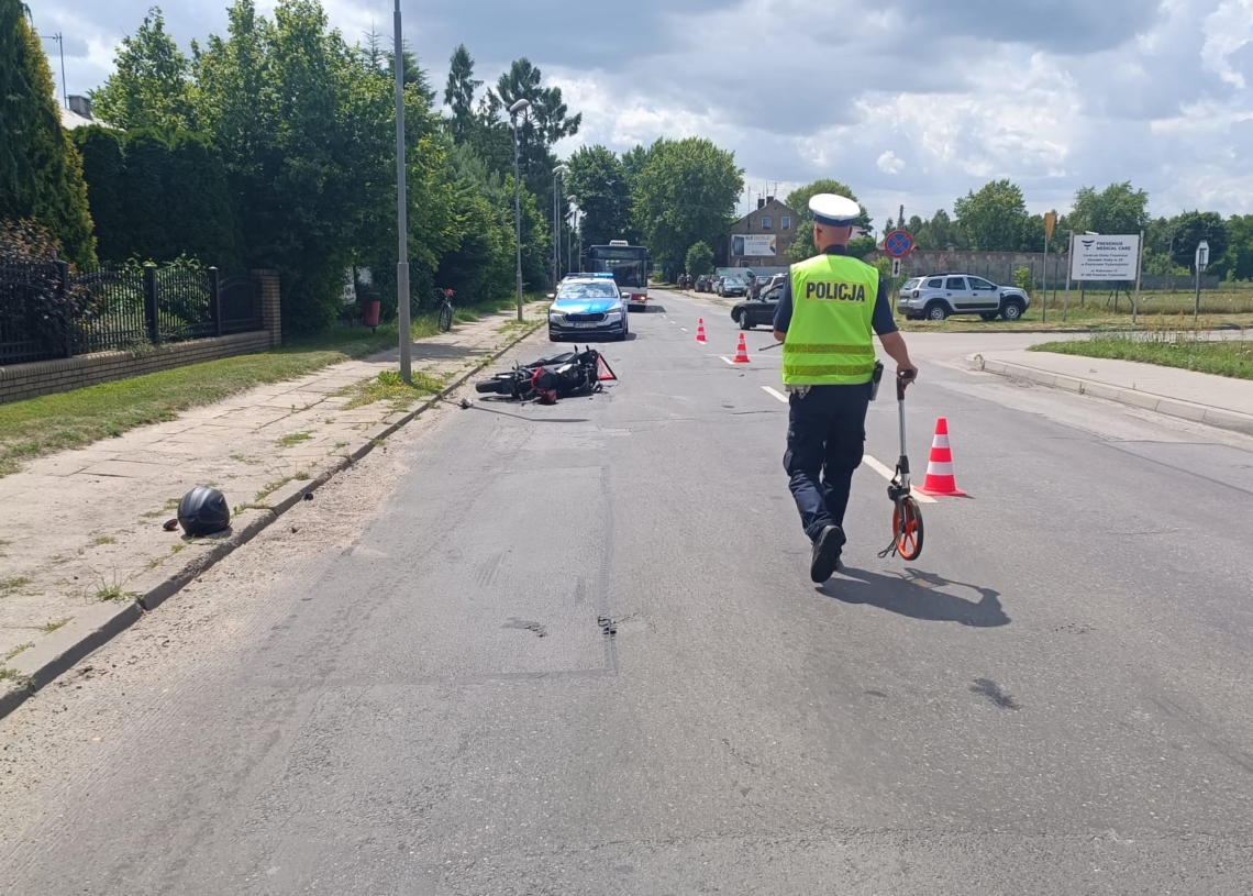 Piotrków: 72-letni kierowca toyoty wymusił pierwszeństwo i zderzył się z motocyklem na Wolborskiej