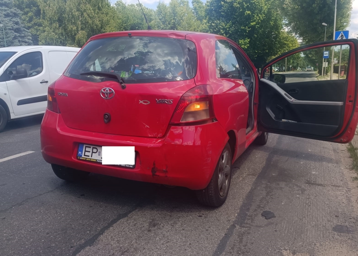 Piotrków: 72-letni kierowca toyoty wymusił pierwszeństwo i zderzył się z motocyklem na Wolborskiej