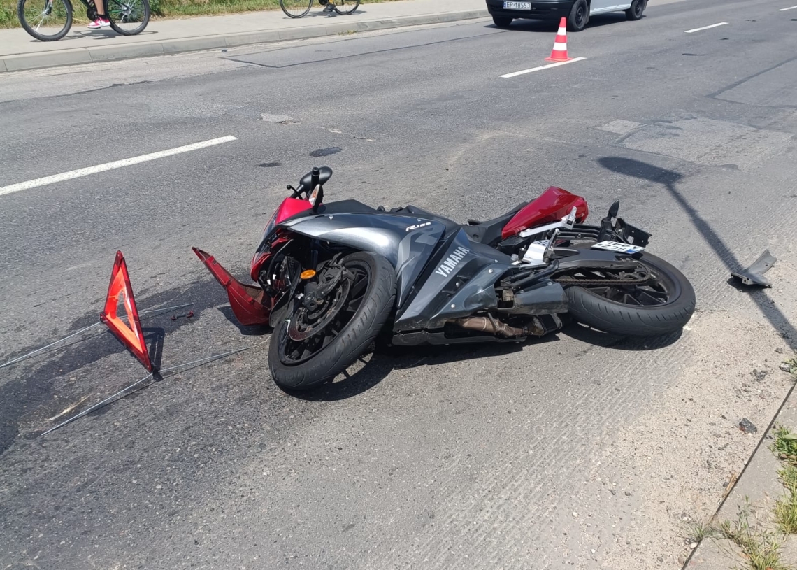 Piotrków: 72-letni kierowca toyoty wymusił pierwszeństwo i zderzył się z motocyklem na Wolborskiej