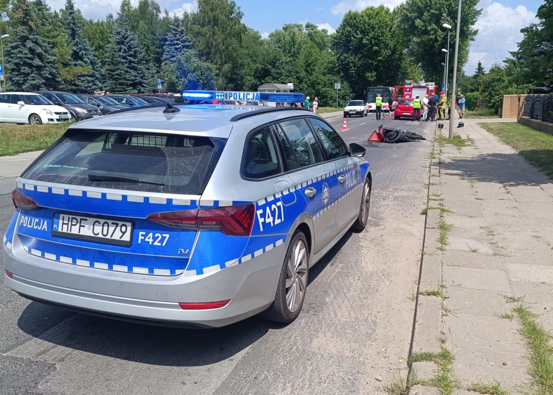 Piotrków: 72-letni kierowca toyoty wymusił pierwszeństwo i zderzył się z motocyklem na Wolborskiej