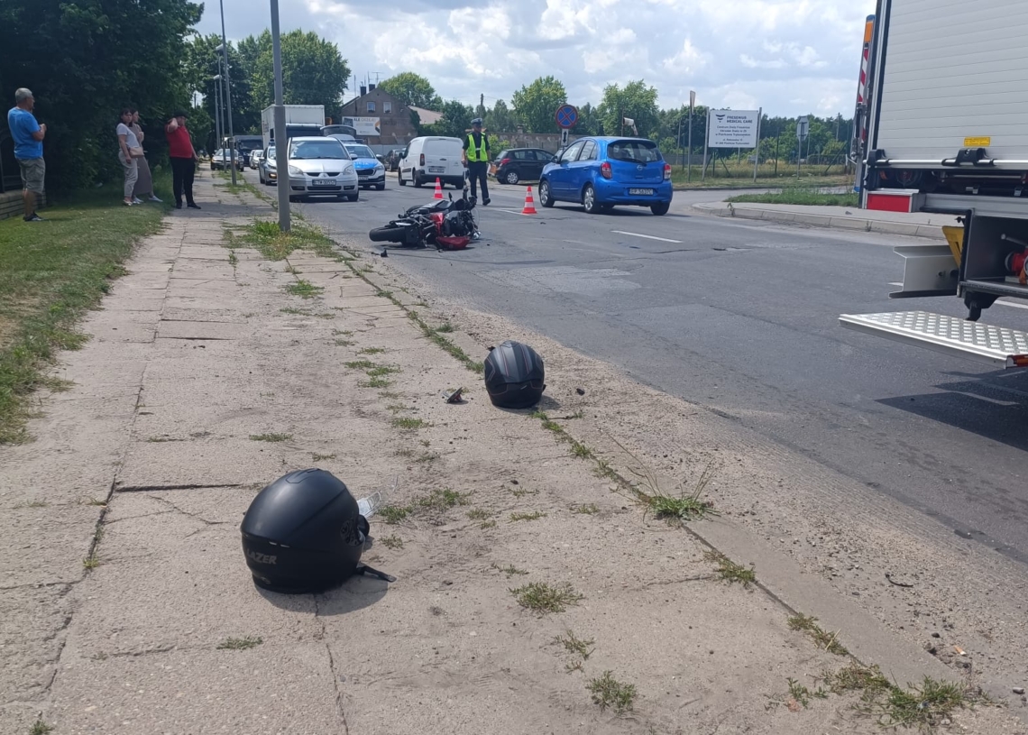Piotrków: 72-letni kierowca toyoty wymusił pierwszeństwo i zderzył się z motocyklem na Wolborskiej