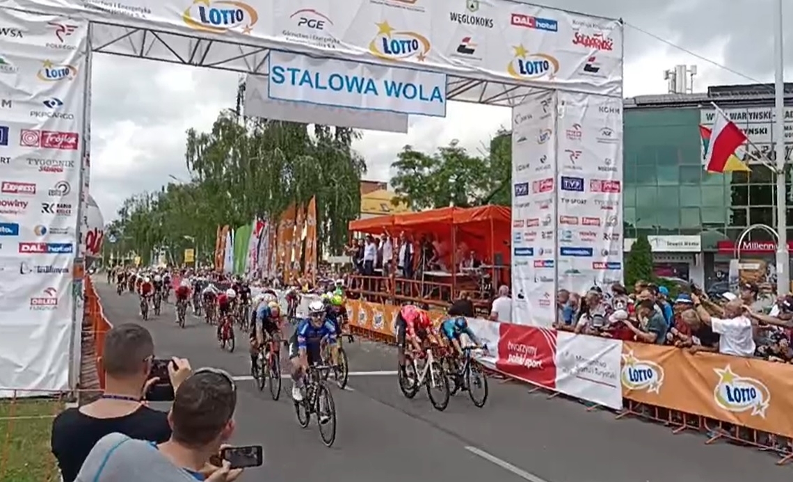 Wyścig „Solidarności” i Olimpijczyków 2023. Zwycięzcą Siim Kiskonen, Michał Pomorski na podium. Potrójny triumf Polaków w Stalowej Woli