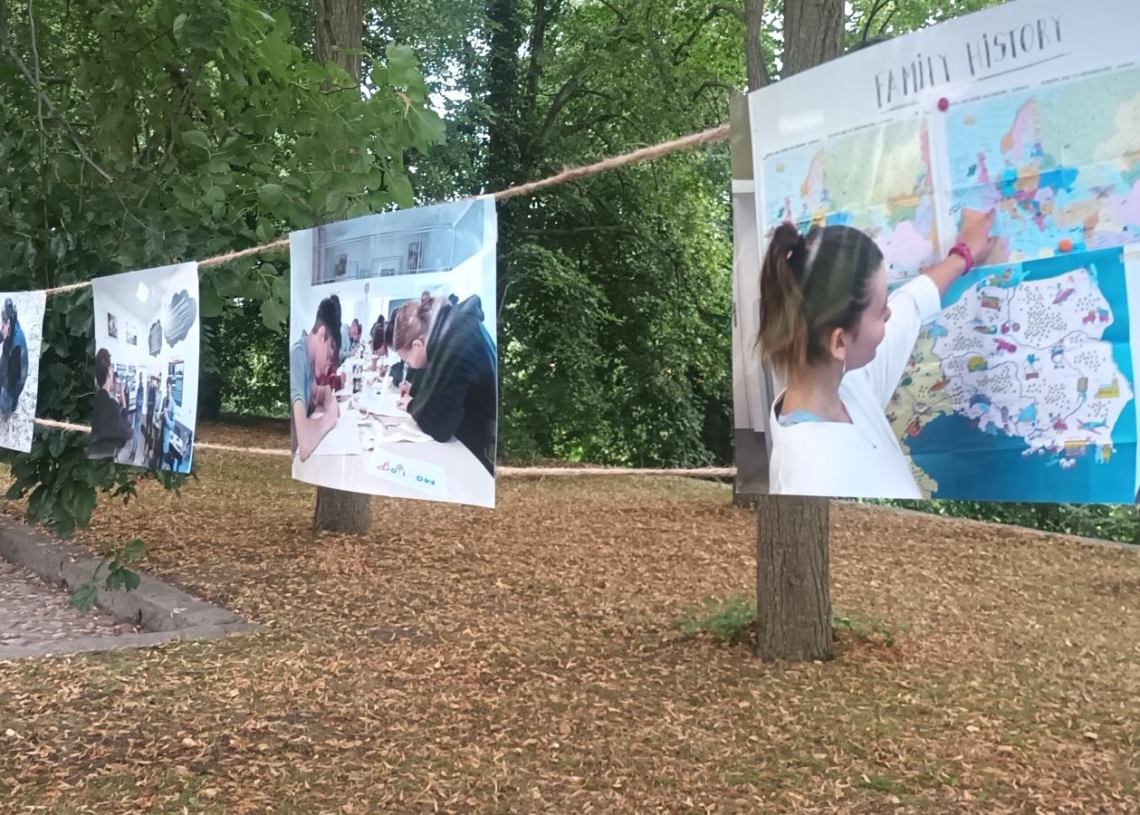 Polska i niemiecka młodzież wspólnie porządkowała cmentarz wojenny w Huminie pod Bolimowem