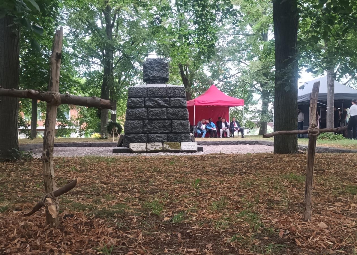 Polska i niemiecka młodzież wspólnie porządkowała cmentarz wojenny w Huminie pod Bolimowem