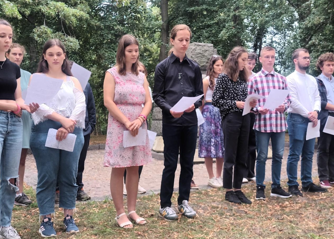Polska i niemiecka młodzież wspólnie porządkowała cmentarz wojenny w Huminie pod Bolimowem