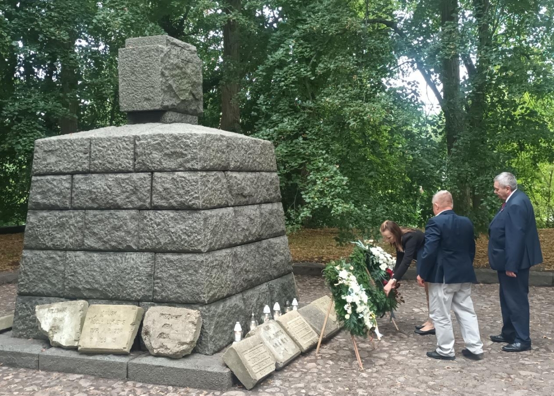 Polska i niemiecka młodzież wspólnie porządkowała cmentarz wojenny w Huminie pod Bolimowem