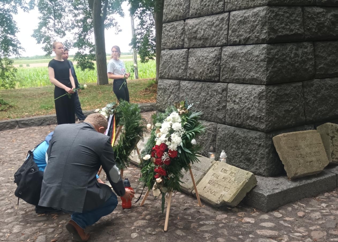 Polska i niemiecka młodzież wspólnie porządkowała cmentarz wojenny w Huminie pod Bolimowem