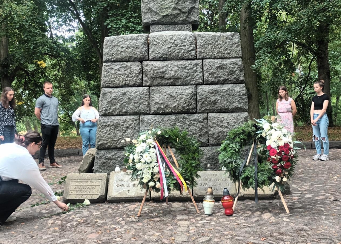 Polska i niemiecka młodzież wspólnie porządkowała cmentarz wojenny w Huminie pod Bolimowem