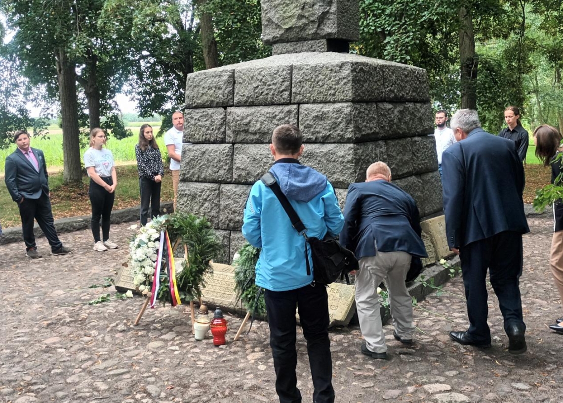 Polska i niemiecka młodzież wspólnie porządkowała cmentarz wojenny w Huminie pod Bolimowem