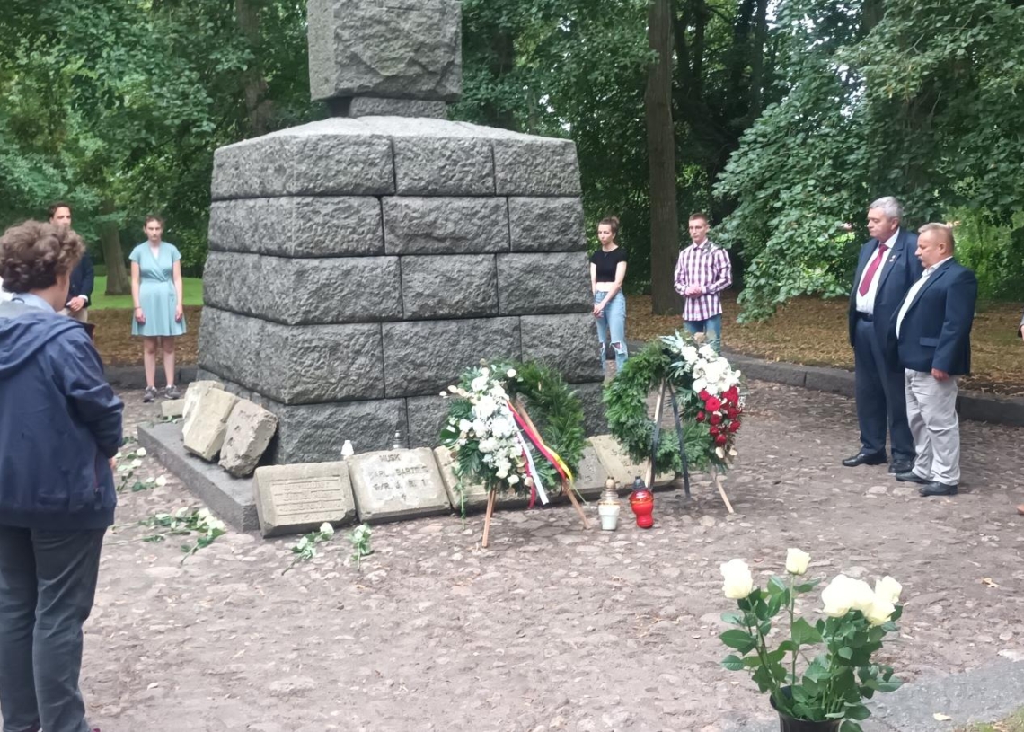 Polska i niemiecka młodzież wspólnie porządkowała cmentarz wojenny w Huminie pod Bolimowem