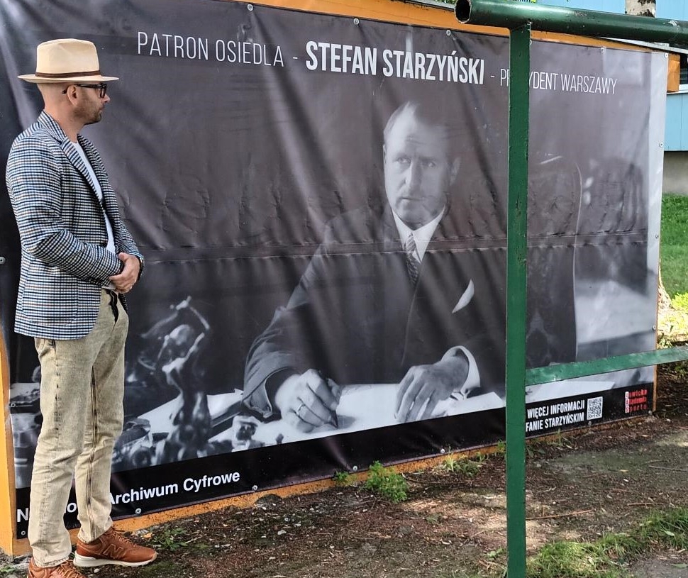 Baner ze zdjęciem Stefana Starzyńskiego ma przybliżyć jego postać mieszkańcom Łowicza