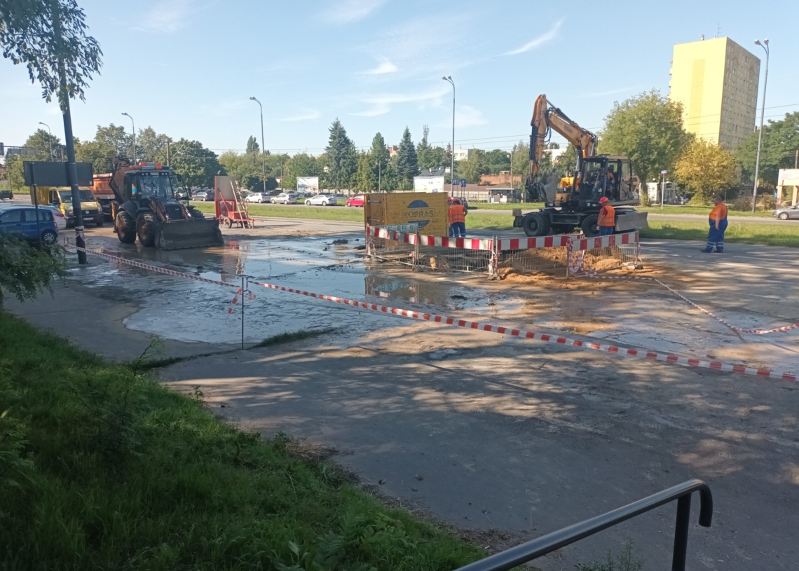 Awaria wodociągowa na ulicy Niższej za ul. Śląską. Autobusy kursowały objazdem przez 3 godziny