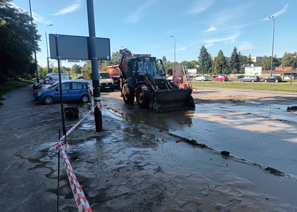 Awaria wodociągowa na ulicy Niższej za ul. Śląską. Autobusy kursowały objazdem przez 3 godziny