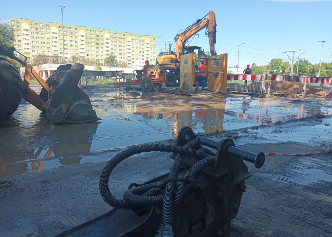 Awaria wodociągowa na ulicy Niższej za ul. Śląską. Autobusy kursowały objazdem przez 3 godziny
